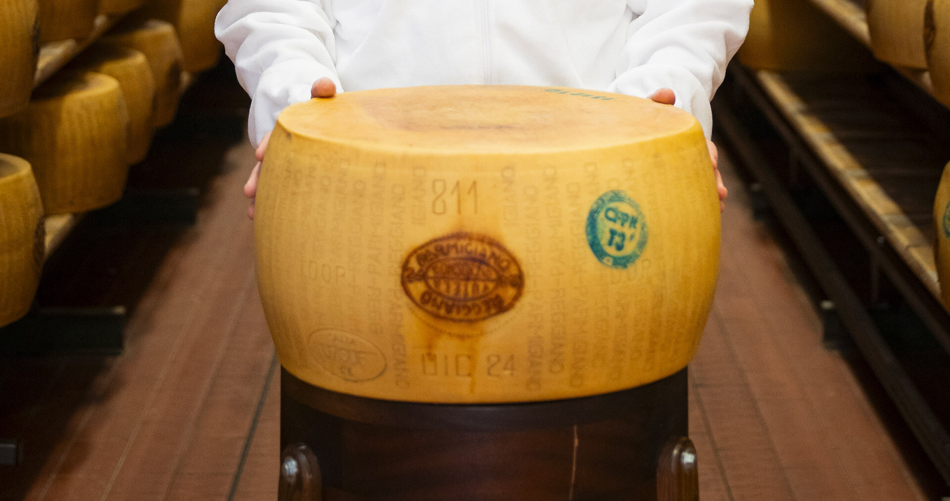 Copertina Parmigiano Reggiano DOP, dentro le forme
